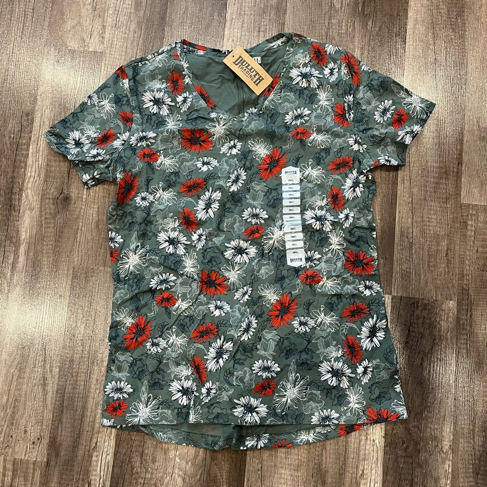 Women’s lightweight V-Neck NWT